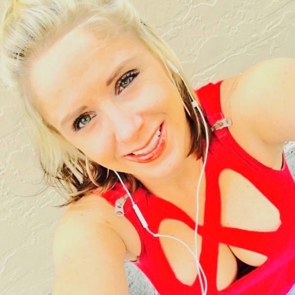 Profile Picture of April Hayes (@aprilhayes411) on Poshmark