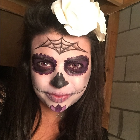 Profile Picture of Celeba Lomas (@celenal) on Poshmark