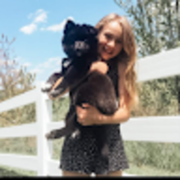 Profile Picture of Nora Weaver (@noraweaver373) on Poshmark