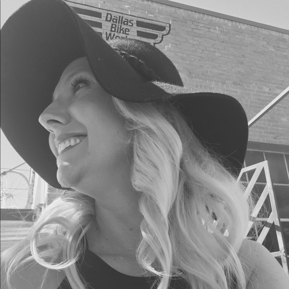 Profile Picture of Deanna Swope (@deannaswope) on Poshmark