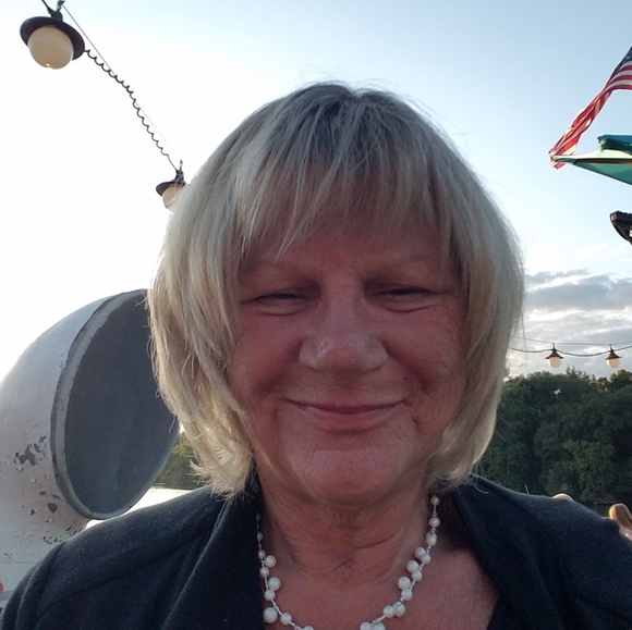 Profile Picture of Donna Pullen (@dpmom123) on Poshmark