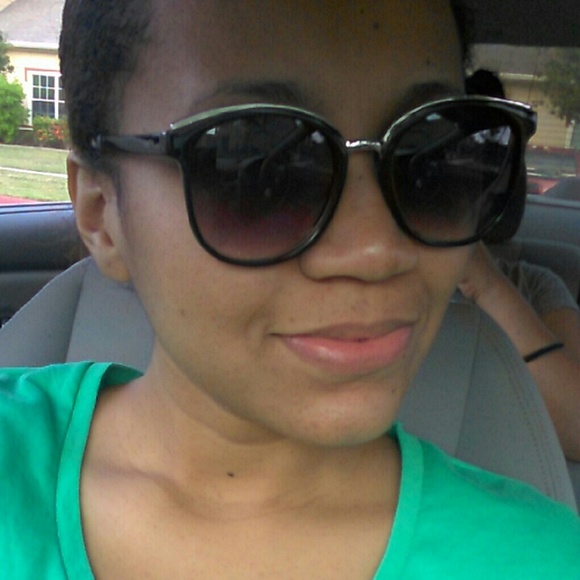 Stephenie Williams - Poshmark Profile Picture of Stephenie Williams (@aldostef) on Poshmark