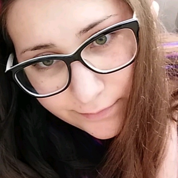 Profile Picture of Brooke Puttick (@tenshixoxo) on Poshmark