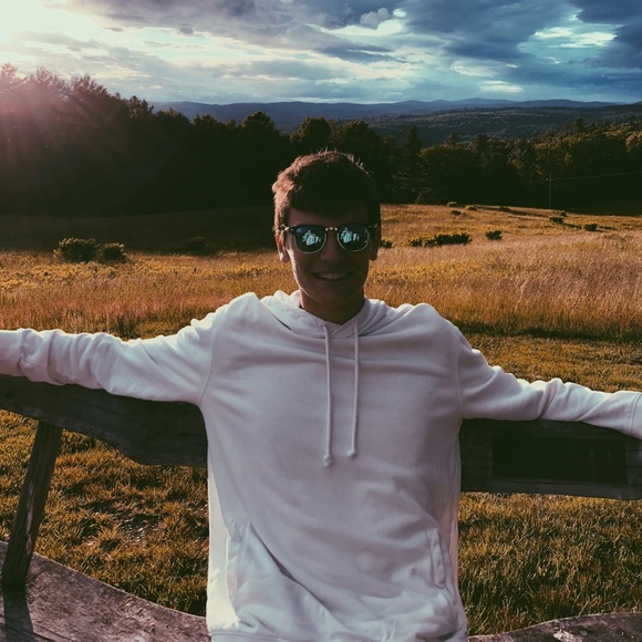 Profile Picture of Calvin Bates (@calvinbates) on Poshmark