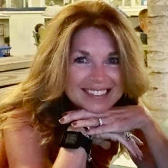 Profile Picture of Gina Vandoren (@ginavandoren) on Poshmark