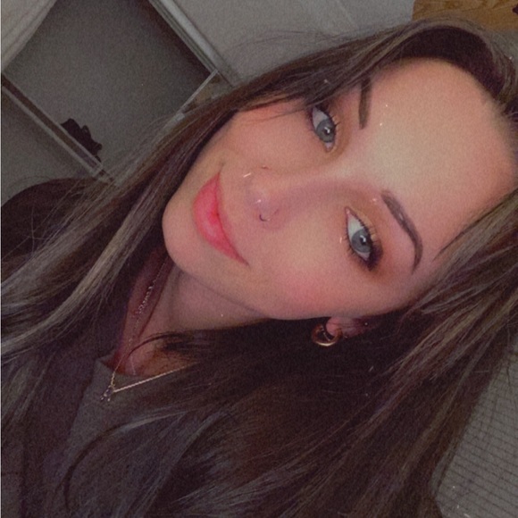 Profile Picture of Madison Schwendinger (@madisonn_rileyy) on Poshmark