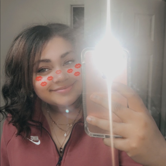 Samara Critney - Poshmark Profile Picture of Samara Critney (@studiosam) on Poshmark