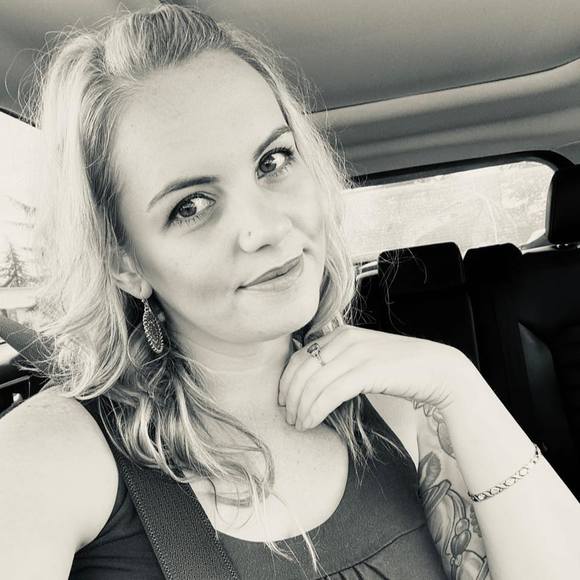 Profile Picture of Crystal Doherty (@crystaldoherty) on Poshmark