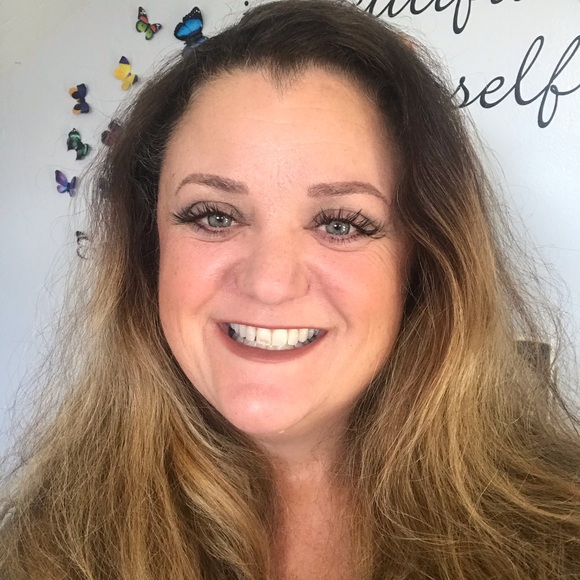 Profile Picture of Gwen Earls (@solotrvlr) on Poshmark