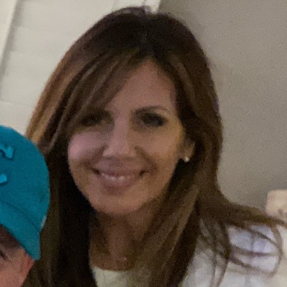 Profile Picture of Lara Ramey (@rameyl) on Poshmark