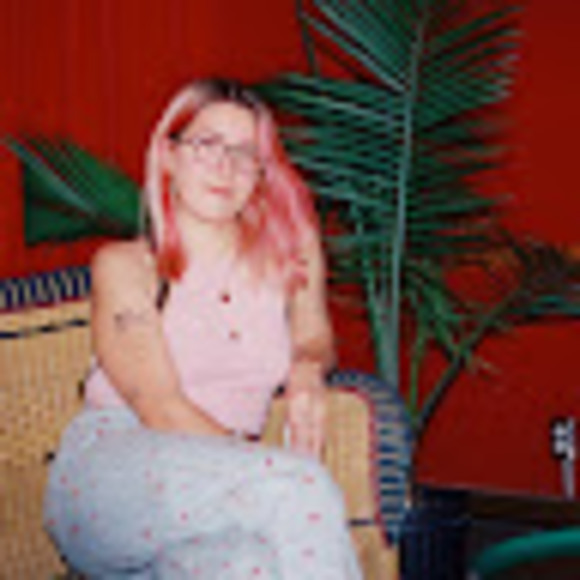 Profile Picture of Peggy Bartkowiak (@peggygetsemails) on Poshmark