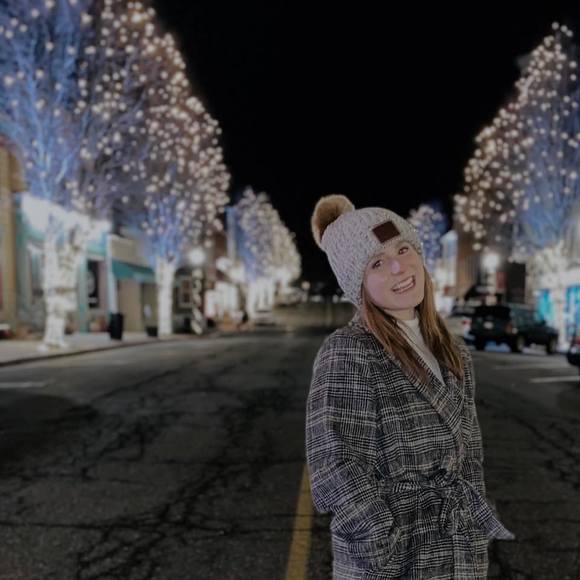 Profile Picture of Kelsey David (@kelsdavid13) on Poshmark