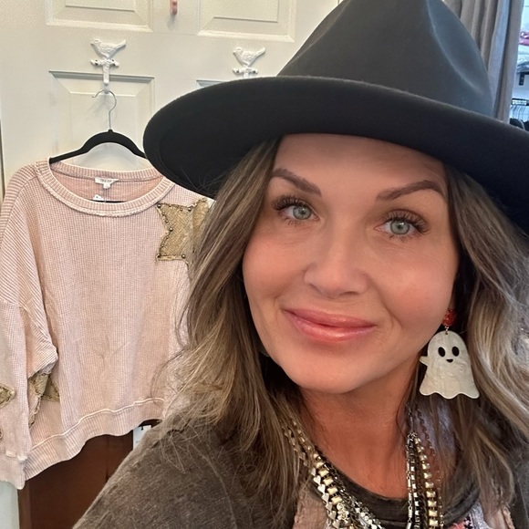 Profile Picture of Lisa Putman (@lisalou64) on Poshmark