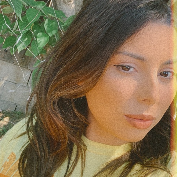 Profile Picture of Jacquelynn Arroyo (@jk_arroyo) on Poshmark