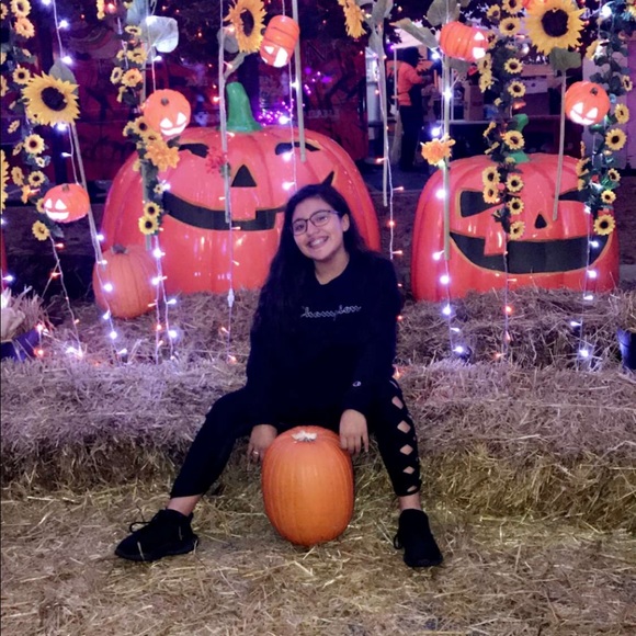 Profile Picture of Anahi Lopez (@alopez69) on Poshmark