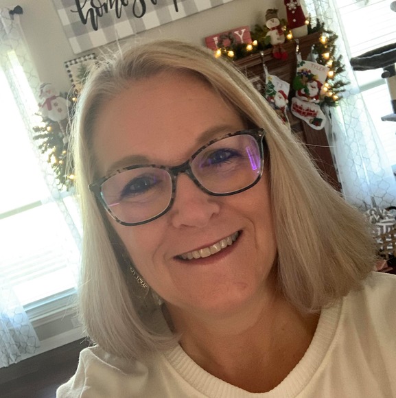 Profile Picture of Lisa Haines (@hainesld) on Poshmark