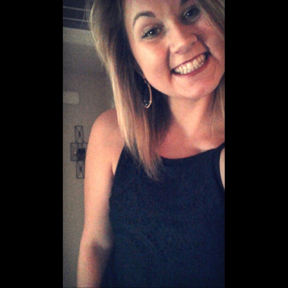 Profile Picture of Taylor Demaya (@tayalysse) on Poshmark