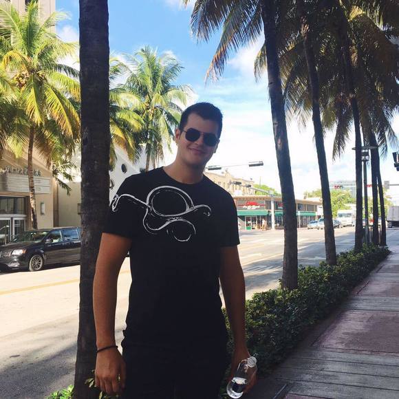 Profile Picture of Ali Ozderici (@alioz94) on Poshmark