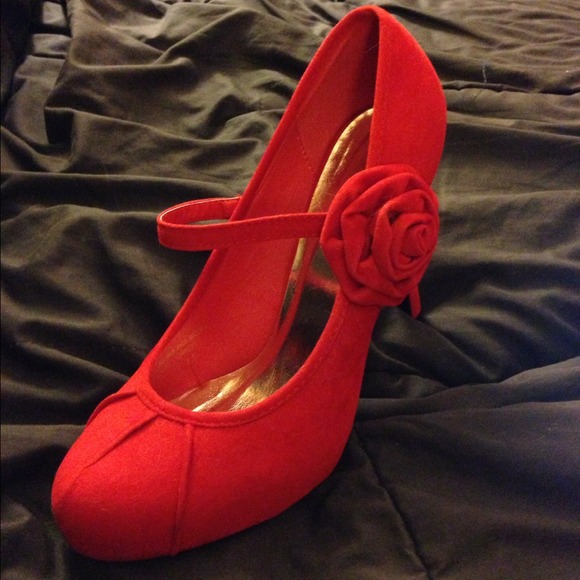 Profile Picture of Angi Bremicker (@angig17) on Poshmark