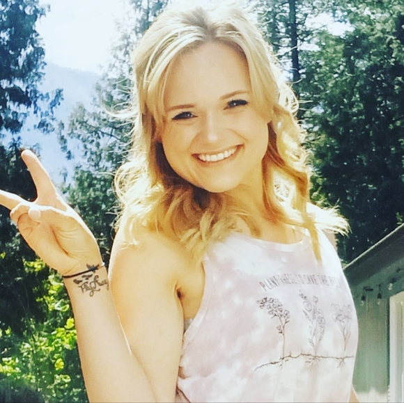 Profile Picture of Lauren Tofell (@laurentofell) on Poshmark