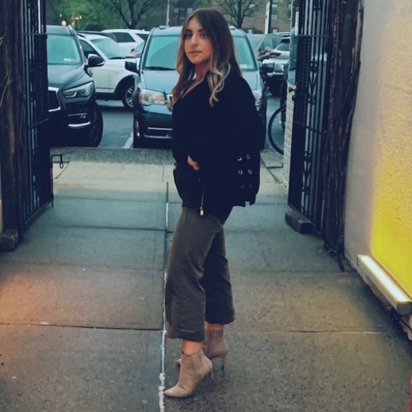 Profile Picture of Briana Badome (@bribadome) on Poshmark