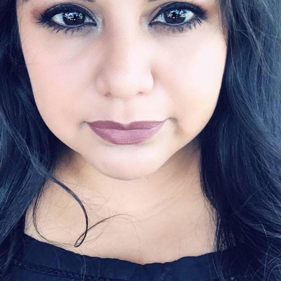 Profile Picture of Paula Garay (@p07e07b1985) on Poshmark