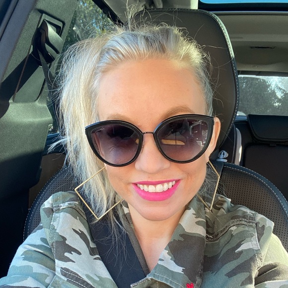 Profile Picture of Lee Sample (@leebee1984) on Poshmark