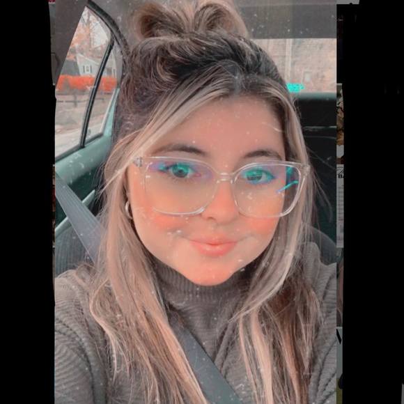 Profile Picture of Julia Franco (@juliafranco610) on Poshmark