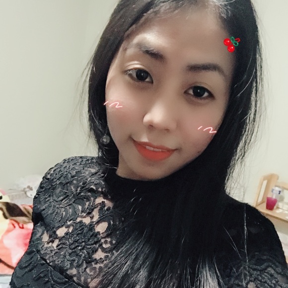 Profile Picture of Nhi Huynh (@emilyhuynh1995) on Poshmark