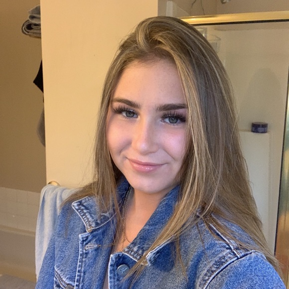 Profile Picture of Isabella Morell (@bella121418) on Poshmark