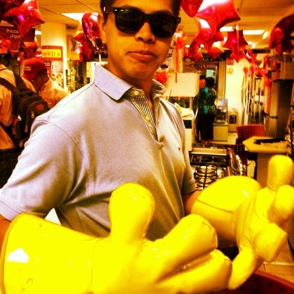 Profile Picture of Alex Quijano (@alexleon20) on Poshmark