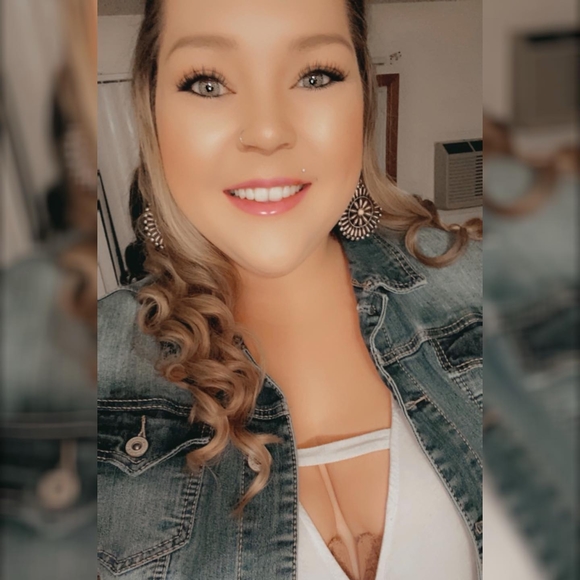 Profile Picture of Taylor Stensland (@tstensland) on Poshmark