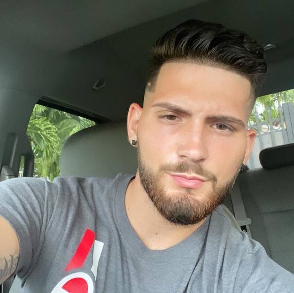 Profile Picture of Cesar Reyes (@cesar1616) on Poshmark