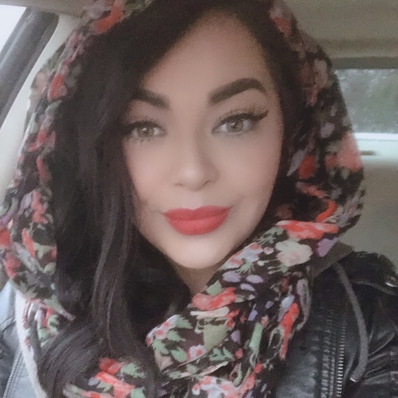 Profile Picture of Tory Stepp (@holyhellomoly) on Poshmark