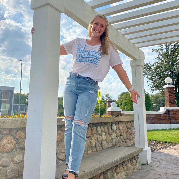 Profile Picture of Lily Schneider (@lily_schneider_) on Poshmark