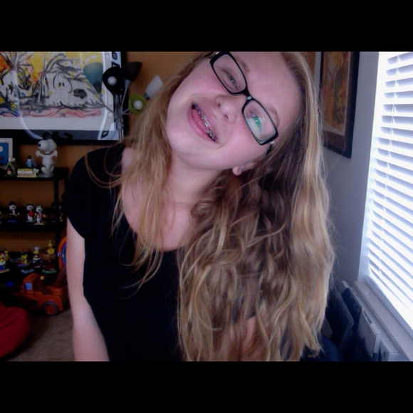 Profile Picture of Chloe Earp (@chloeearp14) on Poshmark