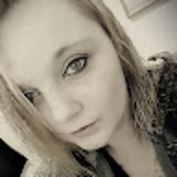 Profile Picture of Jilliann Baribault (@jbaribault) on Poshmark