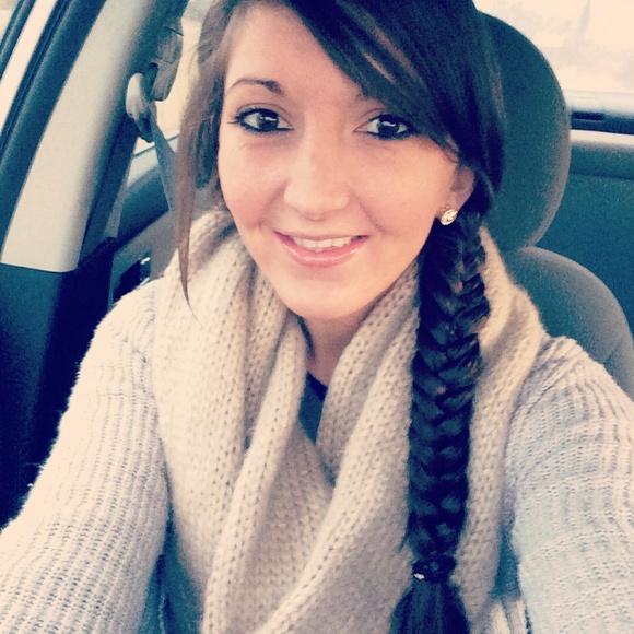 Profile Picture of Danielle Downey (@dmdowney) on Poshmark