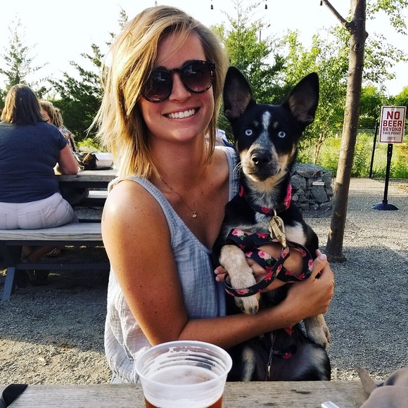 Profile Picture of Danielle Cunnane (@delladogmom) on Poshmark