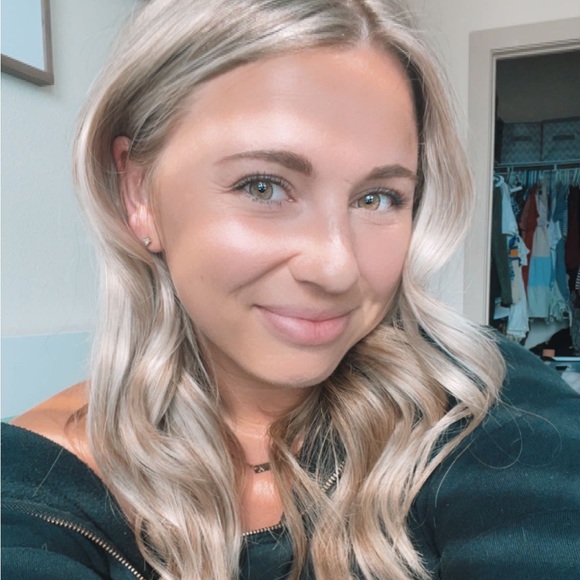 Profile Picture of Addison Lijewski (@addisonlijewski) on Poshmark