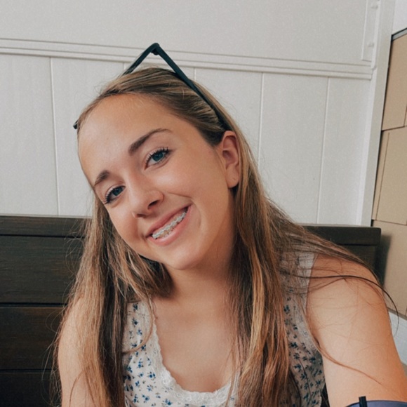 Profile Picture of Carly Crowder (@carlycrowderrr) on Poshmark