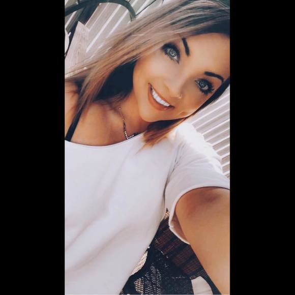 Profile Picture of Kelley Halderman (@haldermankelley) on Poshmark