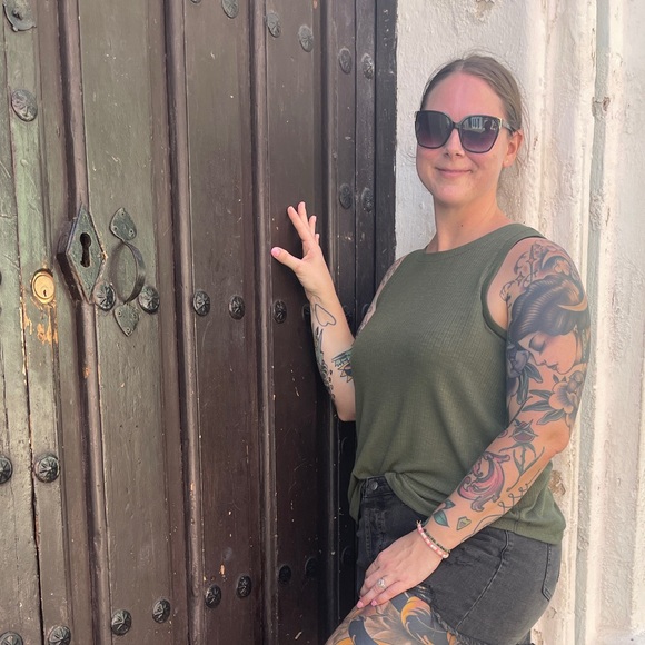 Profile Picture of Andrea Webster (@awebdealz) on Poshmark