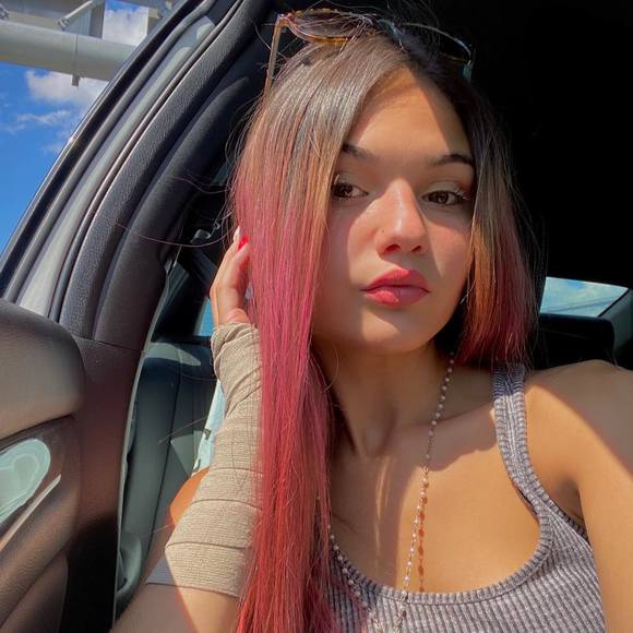 Profile Picture of Daniela Araujo (@daniela_araujo) on Poshmark