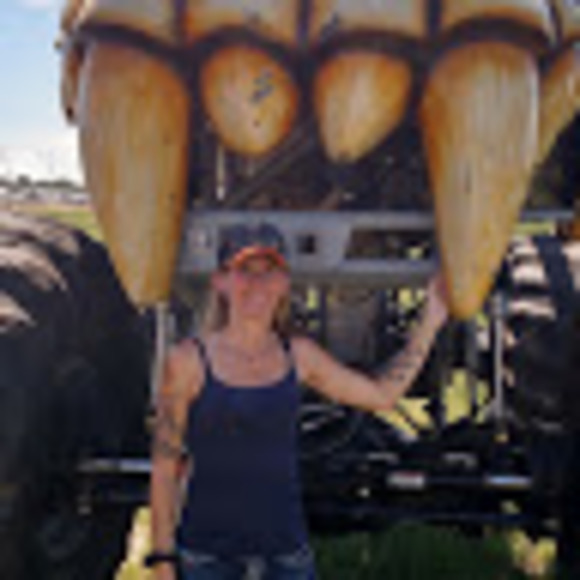 Profile Picture of Jeanie Thueringer (@jthueringer) on Poshmark