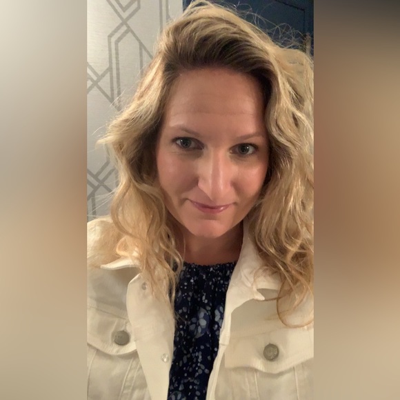 Profile Picture of Sarah Lynagh (@sbl49) on Poshmark