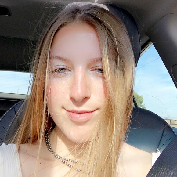 Profile Picture of Emily Hemmeter (@emilyhemmeter02) on Poshmark