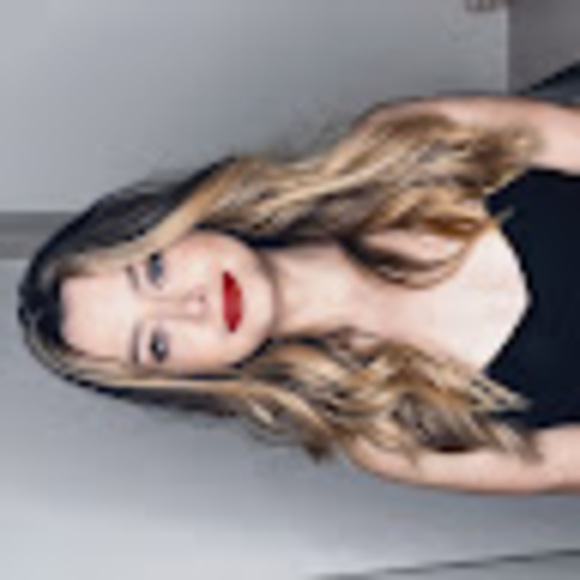 Profile Picture of Ana beatriz Albini (@a_albini) on Poshmark