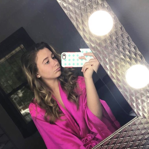 Sammi Gladson - Poshmark Profile Picture of Sammi Gladson (@sammiijoog) on Poshmark