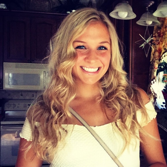 Profile Picture of Taylor Schmoyer (@schmoyertaylor) on Poshmark
